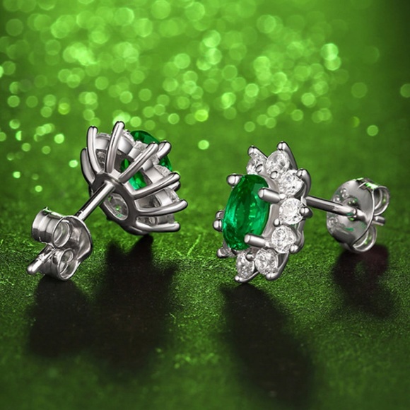 1 Carat Lab Grown emerald stud earrings - Picture 1 of 5